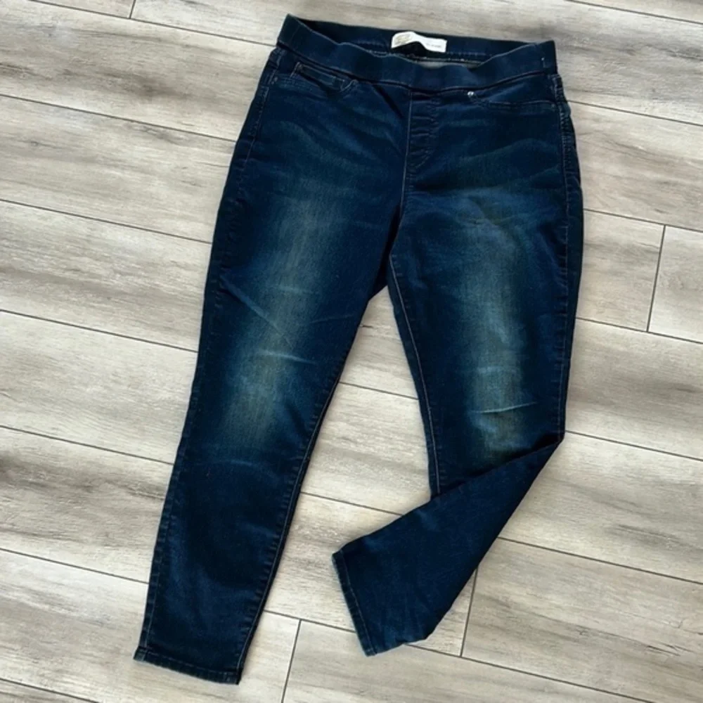 Levi’s size 32 pull on skinny jeans